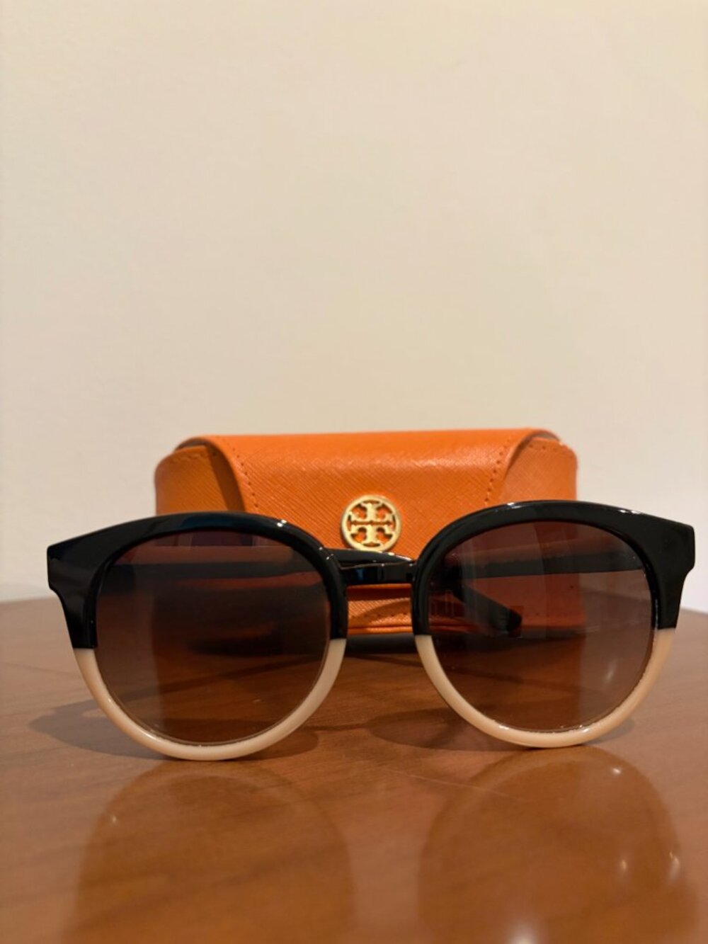 Tory Burch Panama TY7062 sunglasses in black and cream with signature case - Picture 2 of 11